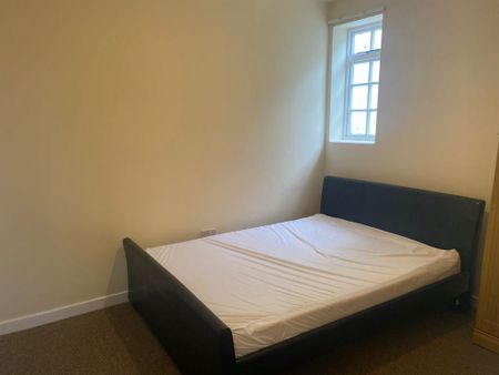 3 bedroom flat to rent - Photo 4