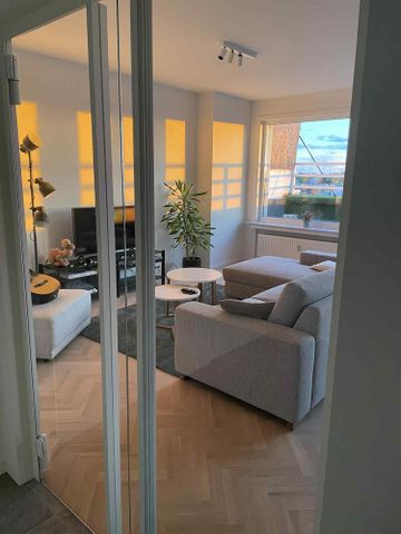 Luxueus en prachtig gerenoveerd appartement van 120m² met 2 grote terrassen gelegen aan het St-Pietersstation, vlakbij diverse winkels, scholen en openbaar vervoer. - Foto 2