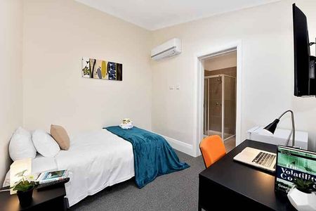 Room 8 (Ensuite) - Photo 2