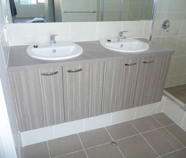 Stunning 2-Storey 4-Bedroom Home with Ocean Views in Two Rocks! - Photo 5