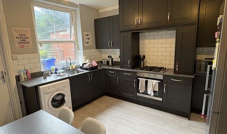 4-Bedroom Student/Sharer House on Ecclesall Road - Photo 3