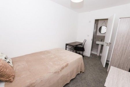 4 bedroom House To Rent Total Size: 1077 SQ FT - Photo 3