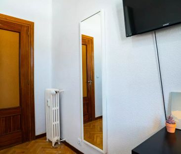 Room in a shared 5-bedroom apartment for rent in Arapiles, professionals and students only - Photo 5