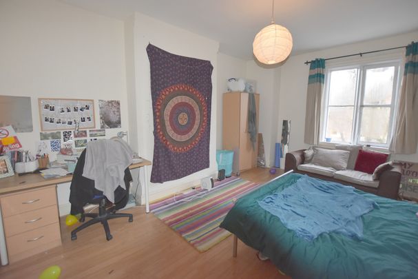 3 Bedroom Flat - Photo 1