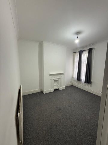 4 Bed Terraced House, Newham, E6 - Photo 2