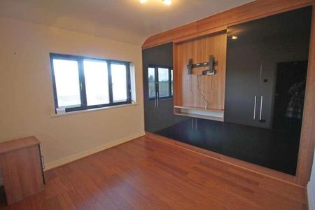 Bury New Road, Breightmet, Bolton, BL2 - Photo 3