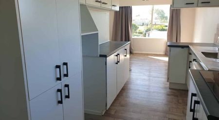 Lovely 3 Bedroom Home plus games room - Photo 2