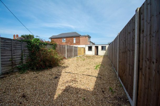 4 Double Bed Student house on Brassey Road - SEE VIDEO TOUR - Photo 1