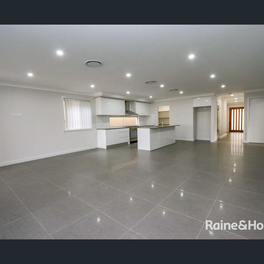 Family Home in Kelso- Available 4/3/26 !!! - Photo 1