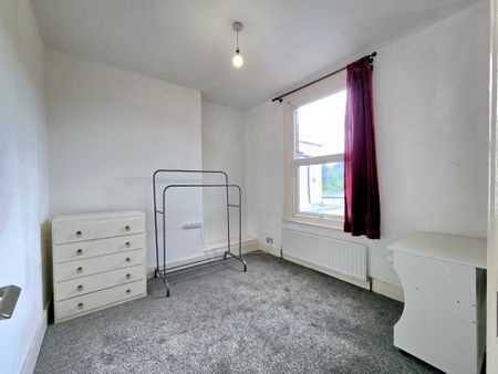 Spacious 4-Bed Terrace with Garden 3 Mins to Hendon Thameslink - Photo 4