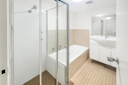 QUIET & UPDATED APARTMENT! - Photo 4