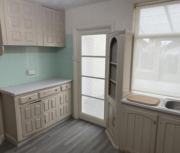 4 bedroom semi-detached house to rent - Photo 6