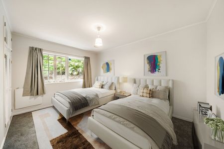 Large family home + tranquil gardens - Photo 4