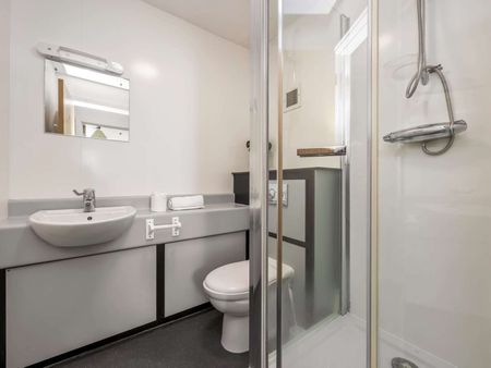 Furnished rooms with sea views, Kings Road, Brighton seafront. Bills included. Room 3 - Photo 3