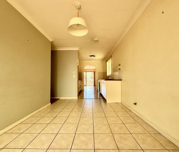 Spacious 3-Bedroom Townhouse with Study & Rumpus Room - Photo 3