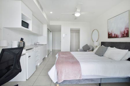 Fully Furnished Waterfront Studio Unit with Stunning Views! - Photo 5