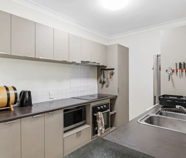 3 level townhouse with city views - Photo 1