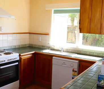Large 3 Bedroom Family Home with Rural Outlook - Photo 4