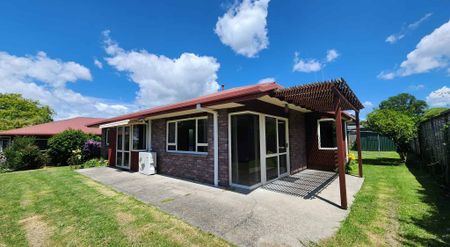 Sunny 3 Bedroom Home - Photo 4