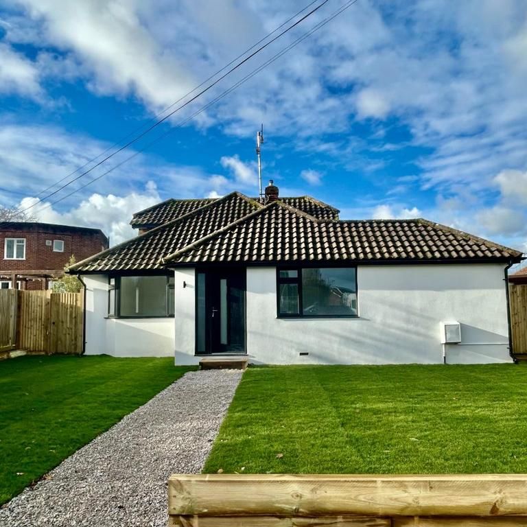 4 bedroom detached bungalow to rent - Photo 1