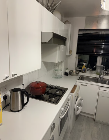 1 bedroom in a flat share to rent - Photo 2