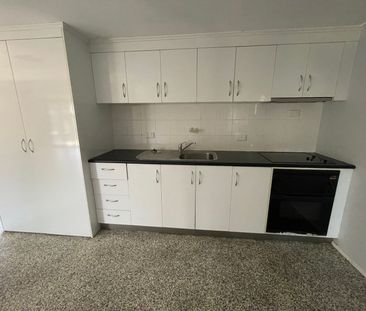 Family home in prime location with pool and shed - Photo 6