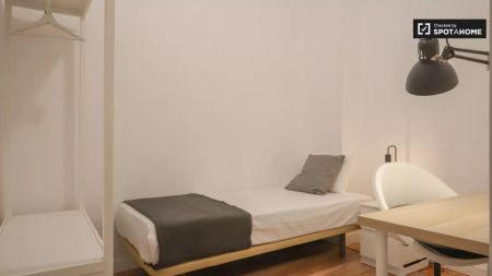 Furnished room in 7-bedroom apartment in Centro, Madrid - Foto 5