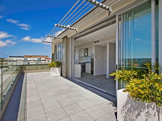 Stunning north facing, 3 Bedroom Penthouse Apartment with City Views - Photo 1