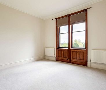 Spacious flat in magnificent Grade II* listed house. - Photo 5