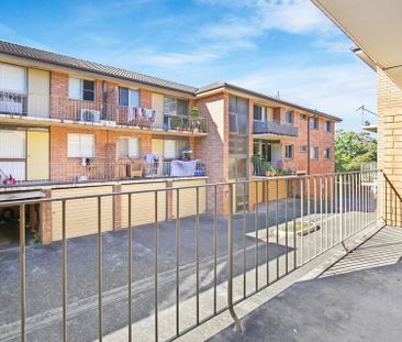 Renovated, Spacious and Sun-Drenched One Bedroom Apartment , Conven... - Photo 6