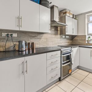 The Silver and Grey Property Room 3 - Photo 2