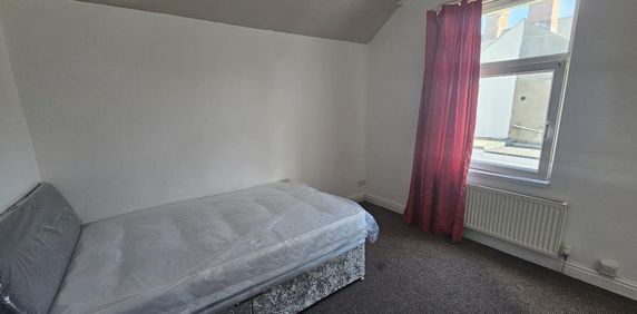 1 bedroom in a house share to rent - Photo 2