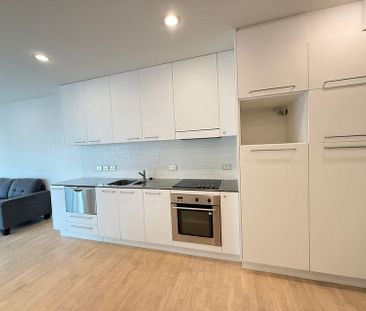 Spacious 1-Bedroom with Stunning Harbour Views - Photo 1