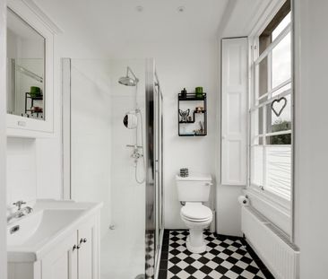 2 Bed Flat - Photo 2