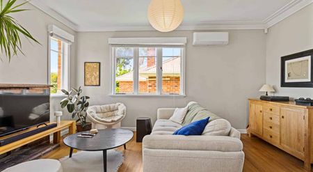 Wooden floor family home - Photo 2