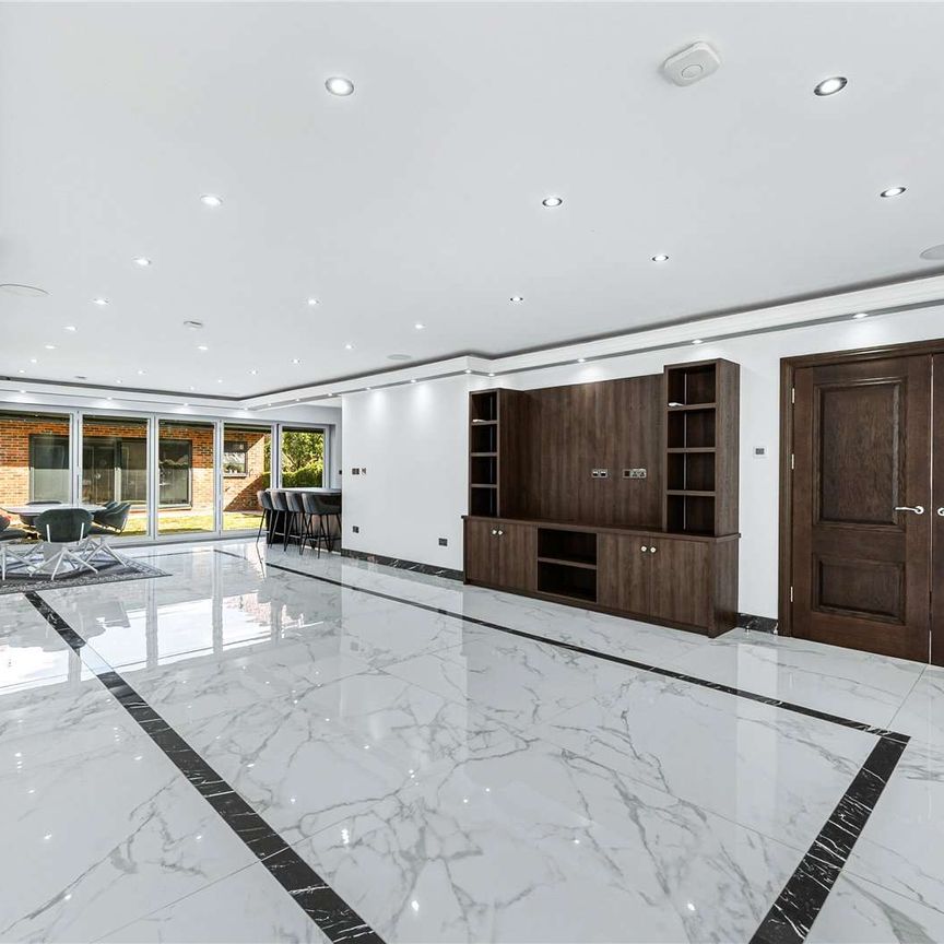 A five bedroom family home with gated off-street parking. - Photo 1