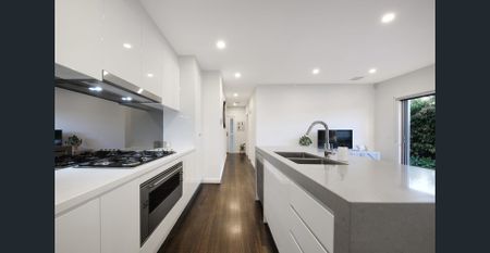 Sleek & Spacious Townhouse in a Quiet Oakleigh East Location - Photo 5