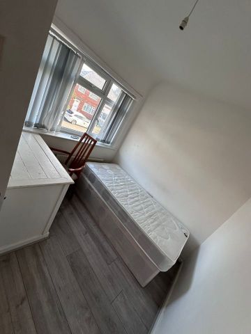 Room in a Shared House, Amberton Creaent, LS8 - Photo 3
