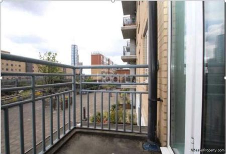 2 bedroom property to rent in London - Photo 2