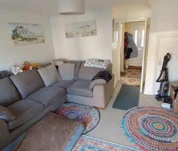 Two Bedroom House with Garden and Off-Road Parking for Two Cars, Go... - Photo 1