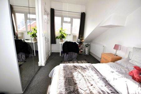3 bedroom Flat in Flat B, (1st Floor) - Photo 3