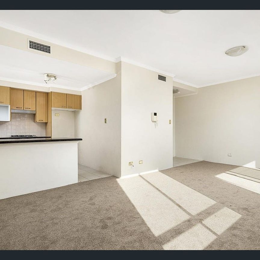 Modern Split Level, Sun Filled 2 Bedroom Apartment with Parking - Photo 1