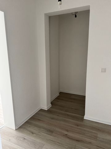 Renovierte und bezugsfertige 2-Zimmer-Wohnung mit neuer Einbauküche! - Photo 5