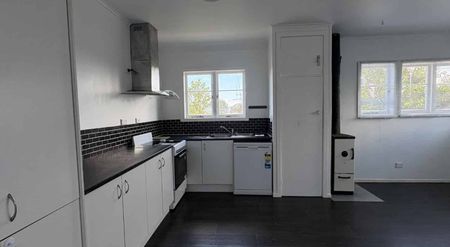 Spacious Three-Bedroom Family Home for Rent in Putaruru - Photo 2