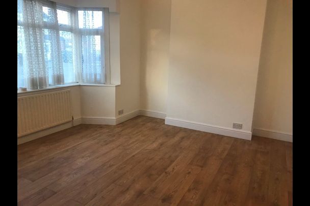 3 Bed Terraced House, St. Andrews Road, IG1 - Photo 1