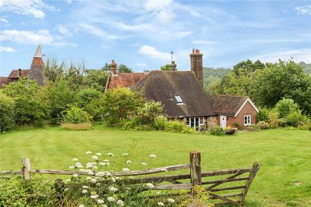 Beautiful five bedroom detached Grade II listed farmhouse on the outskirts of Wadhurst village - Photo 5