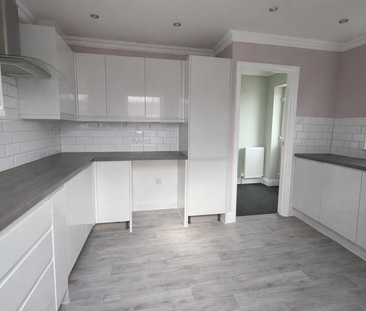 3 bedroom detached bungalow to rent - Photo 2