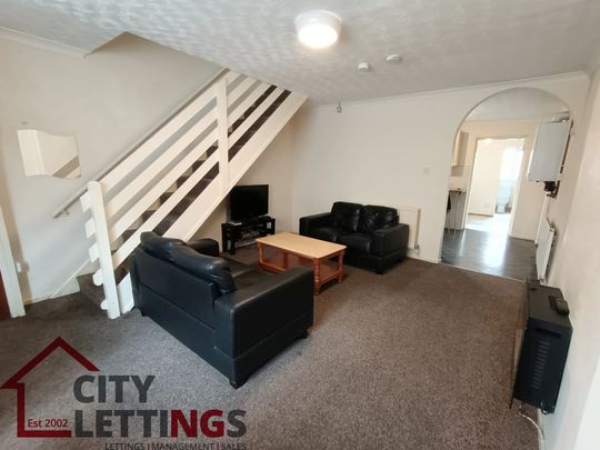 2 Bedroom Mid Terraced House - Photo 1