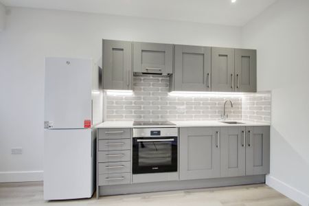 1 bed flat to rent in Station Road, Egham, TW20 - Photo 4