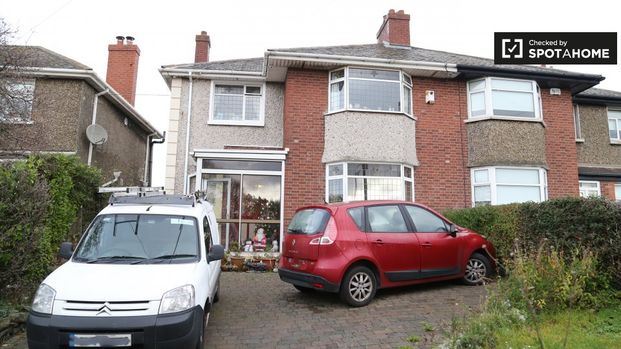 Spacious room in 4-bedroom houseshare in Clontarf, Dublin - Photo 1